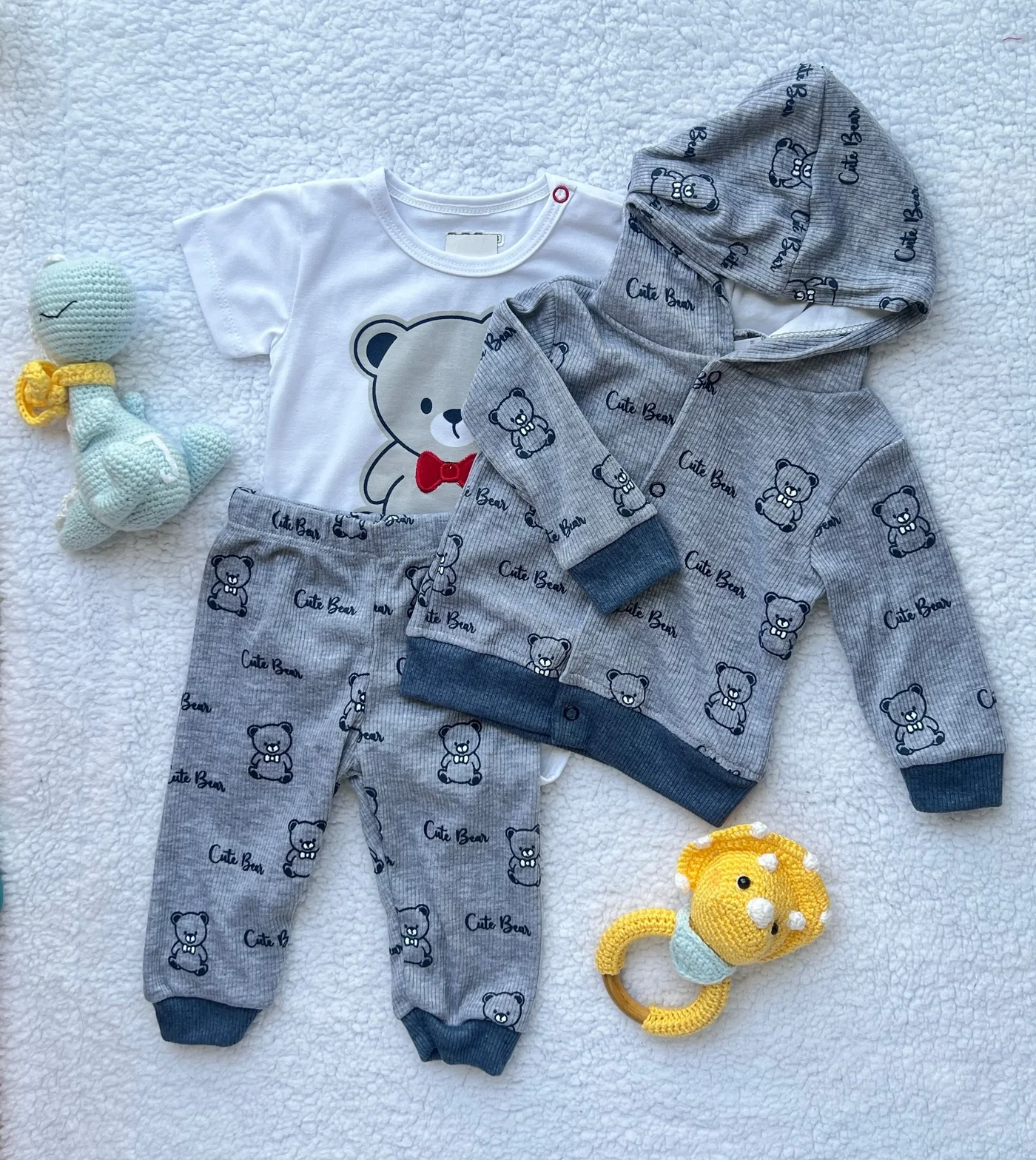 conjunto-de-3-piezas-chaqueta-body-pantalon-gris-de-oso_babyrex_01_8ae82d38.webp