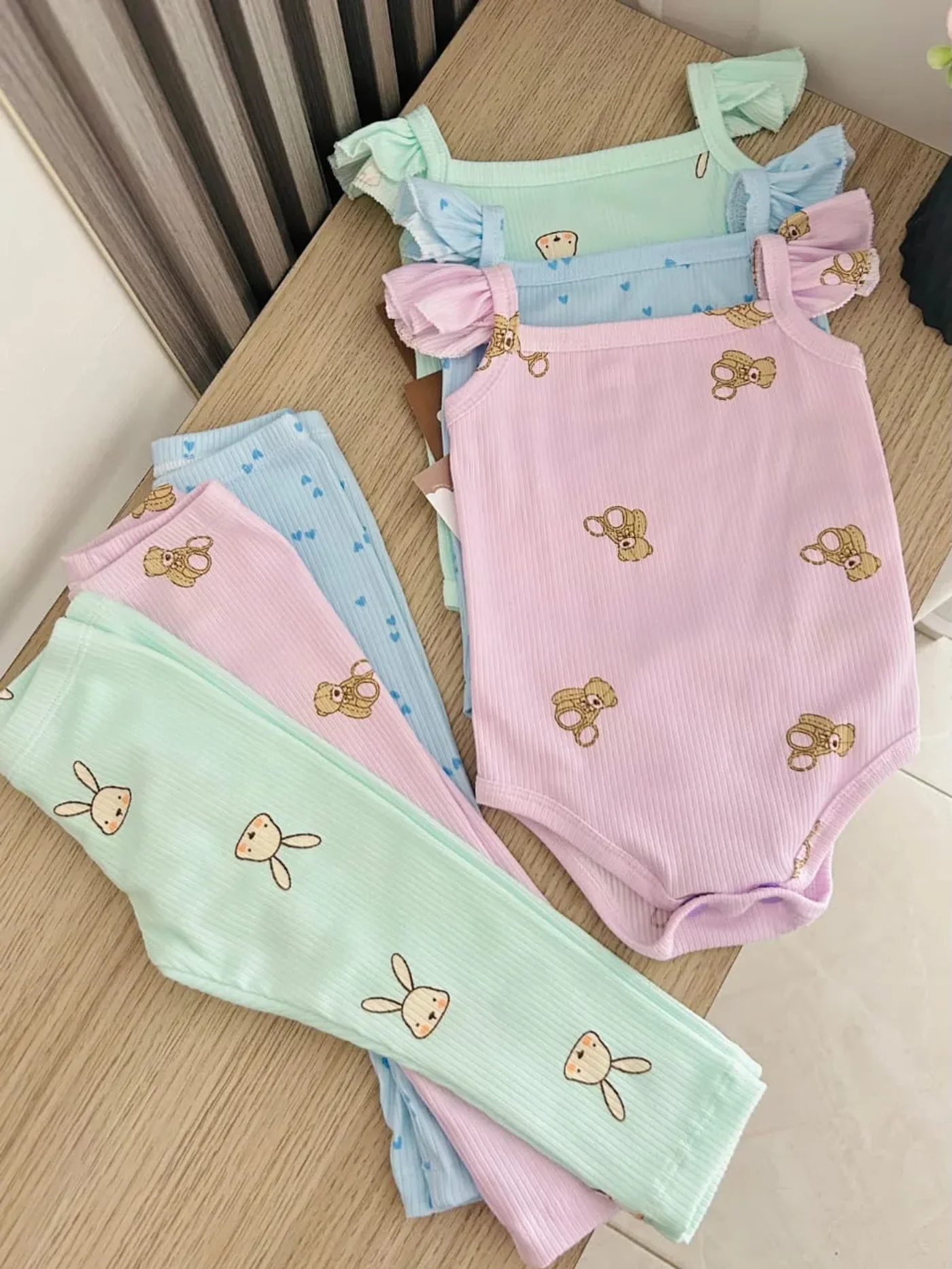 set-multiusos-con-volantes-en-manga-y-con-leggins-variedad-de-disenos_babyrex_01_2278d381.webp
