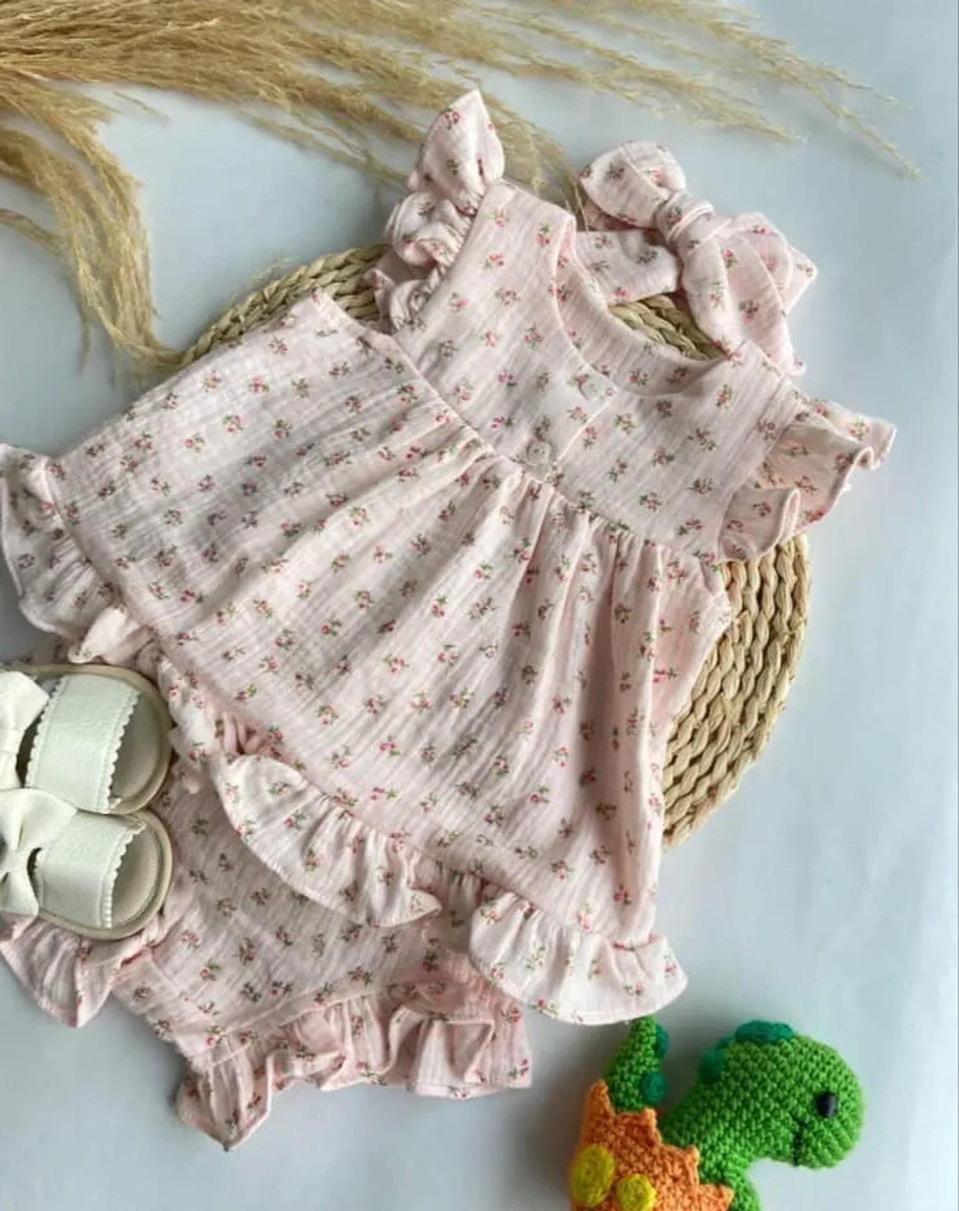 conjunto-de-short-camisa-y-diadema-de-flores-en-blanco-y-rosado_babyrex_01_2de48878.webp