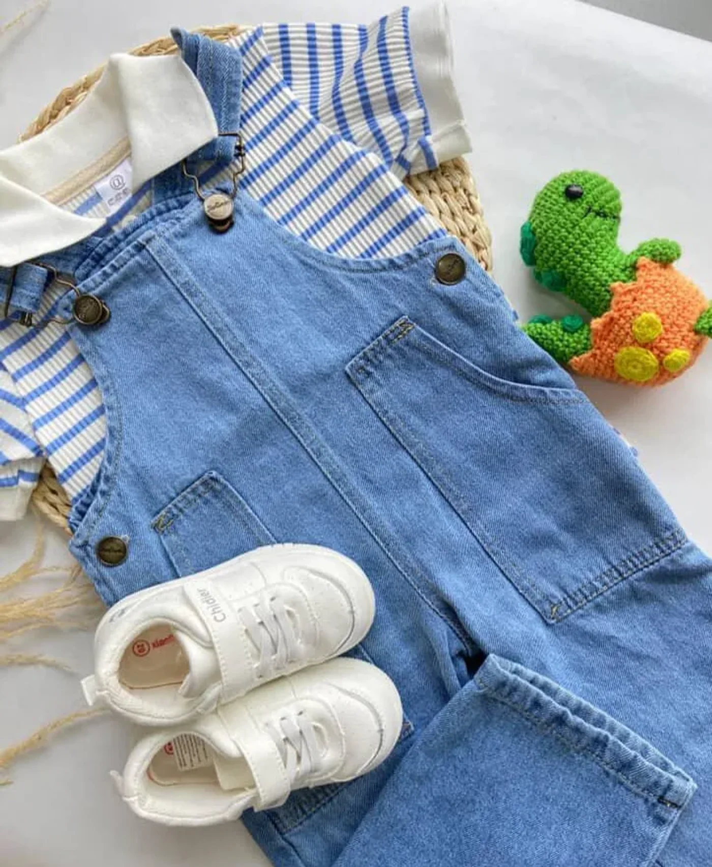 overol-en-jeans-con-polo-de-rayas-azul-y-verde-para-bebe-nino_babyrex_01_14feeb1b.webp