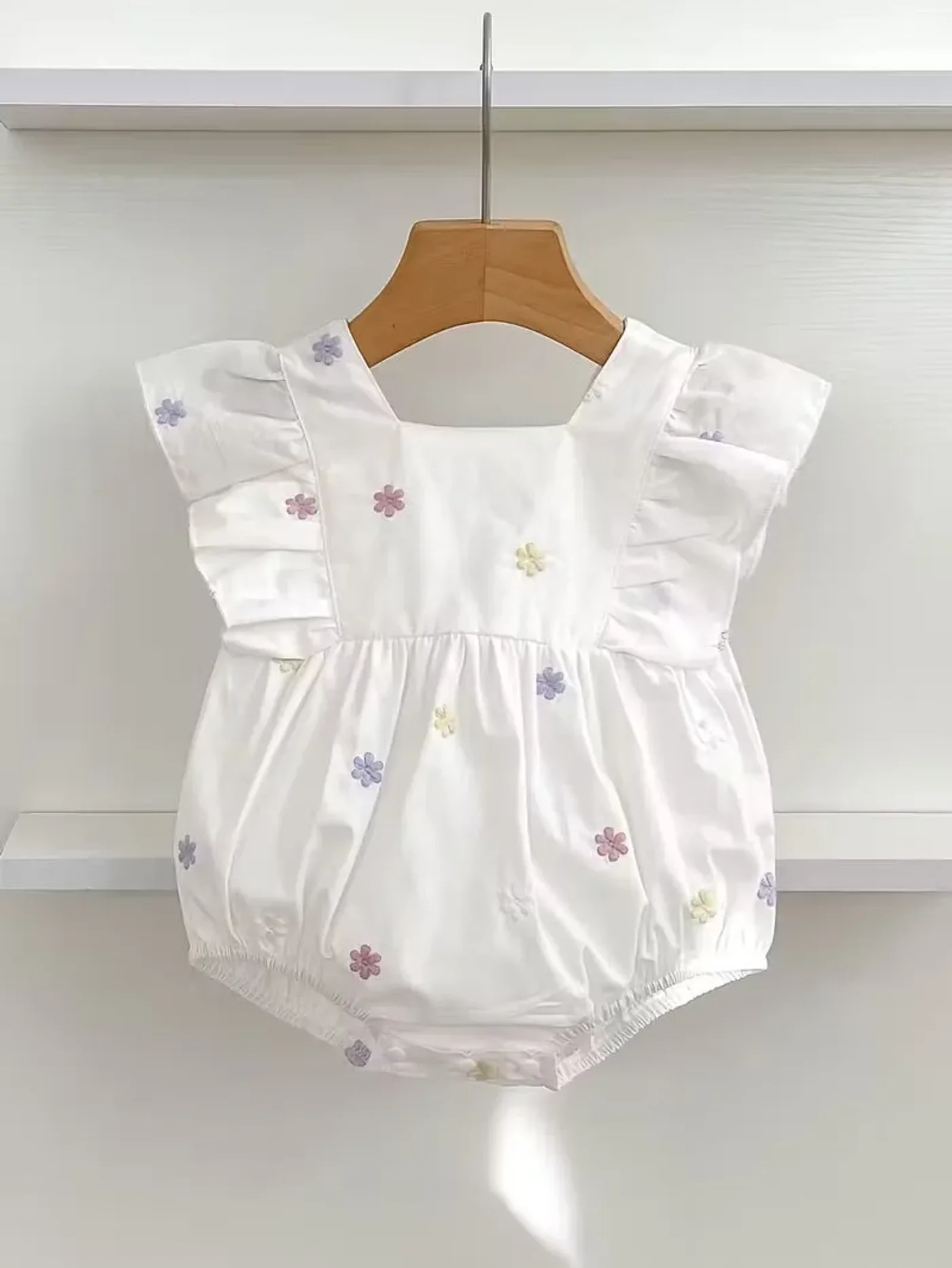 romper-blanco-de-flores-para-bebe-nina_babyrex_01_f349473e.webp
