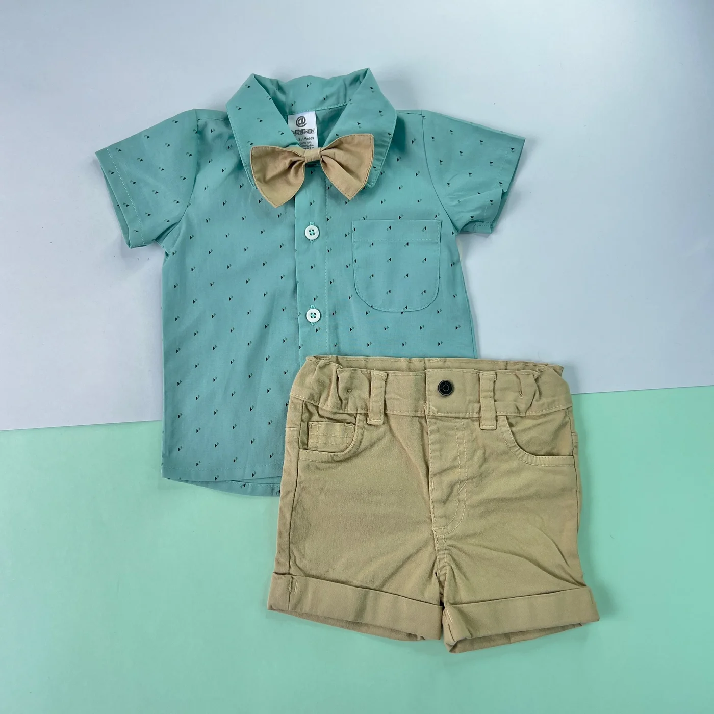 conjunto-short-beig-y-camisa-de-pinticas-verde-con-corbatin_babyrex_01_4060f030.webp