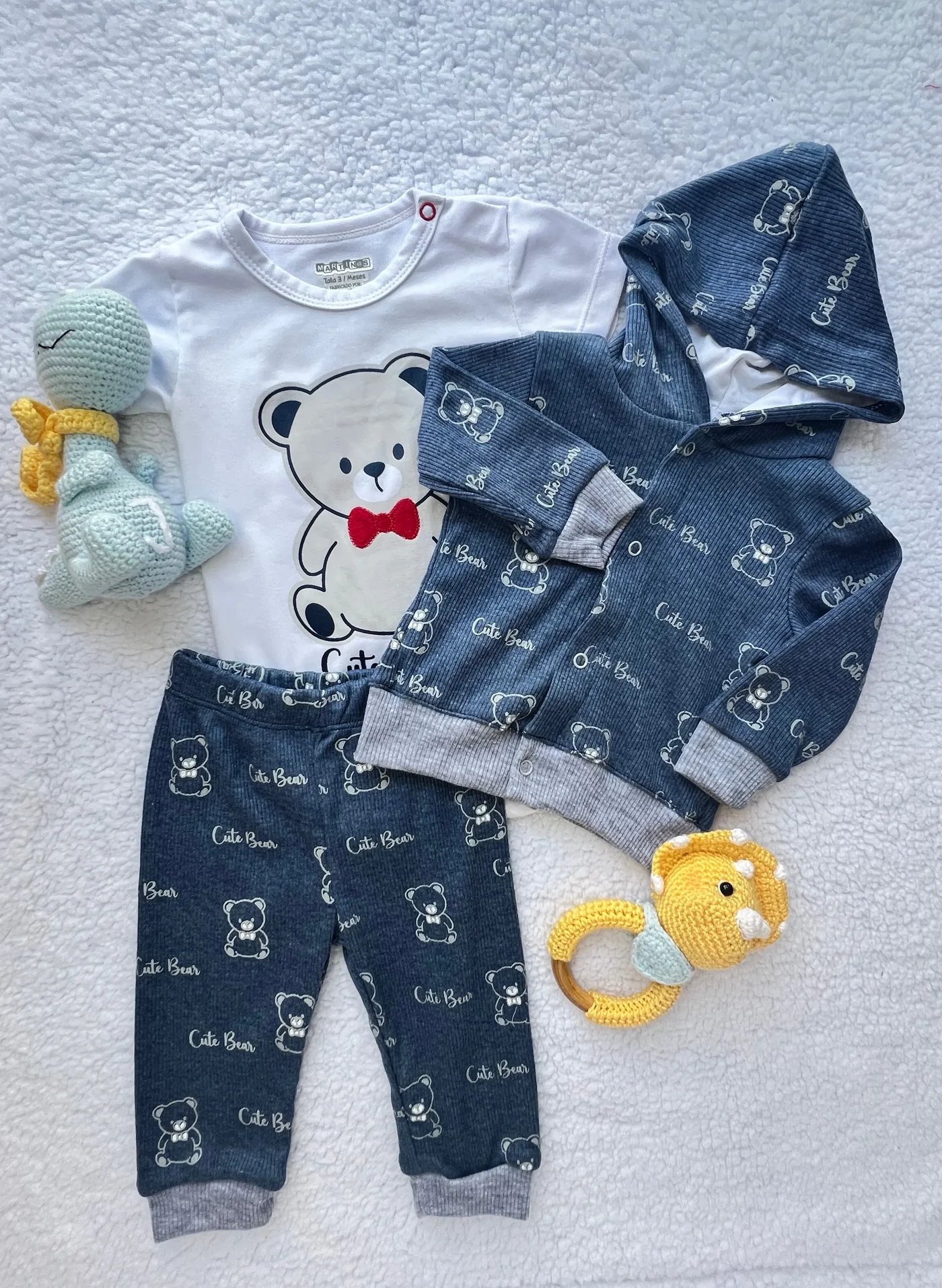 conjunto-de-3-piezas-chaqueta-body-pantalon-azul-de-oso_babyrex_01_f4fb1be1.webp