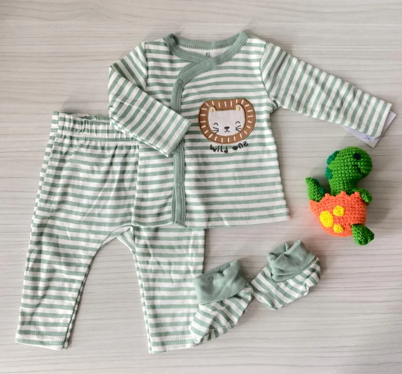 conjunto-multiusos-verde-rayas-con-botica_babyrex_01_447c2f58.webp