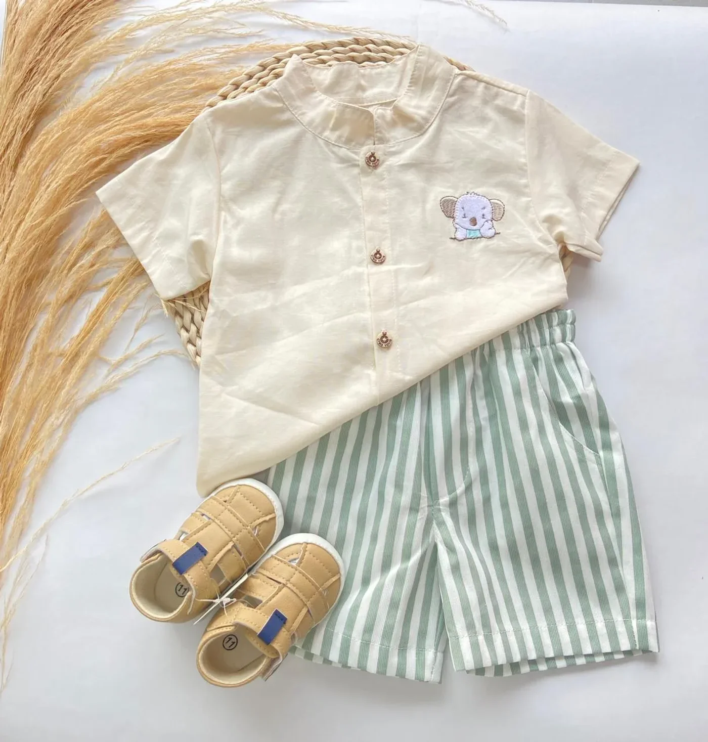 conjunto-short-verde-de-rayas-con-camisa-beige-con-bordado-para-bebe-nino_babyrex_01_29cdef3c.webp