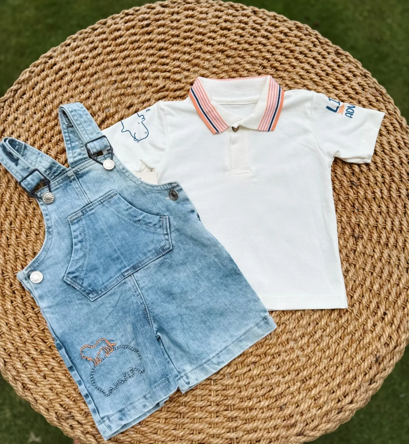 braga-en-jeans-con-polo-blanco_babyrex_01_c74e9f37.webp