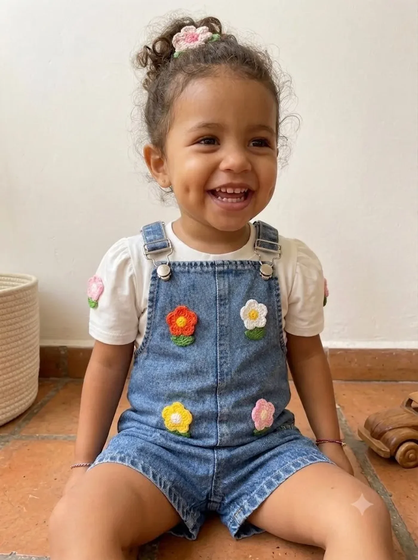 braga-en-jeans-con-detalles-de-flores-con-camisa-blanca_babyrex_01_8b49e8d0.webp