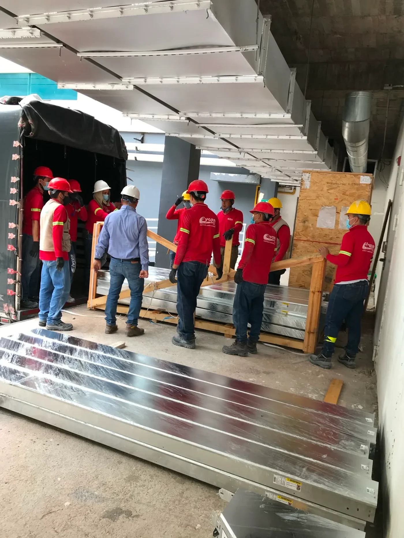 Equipo técnico descargando equipos para una instalación