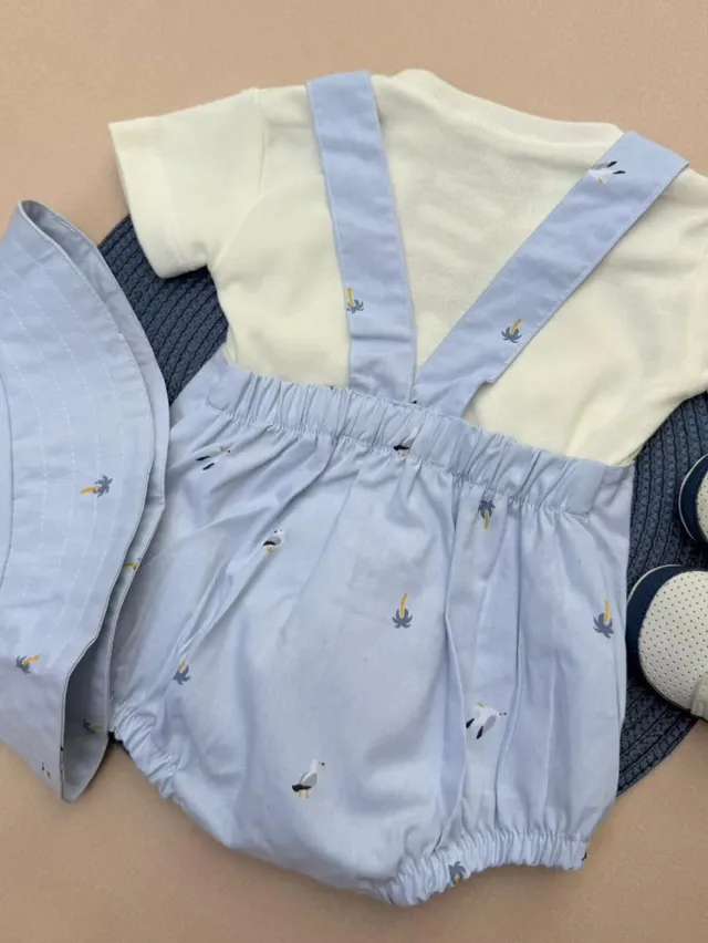 asoleador-azul-con-camisa-blanca-y-sombrero_babyrex_02_ed3f7d6d.webp