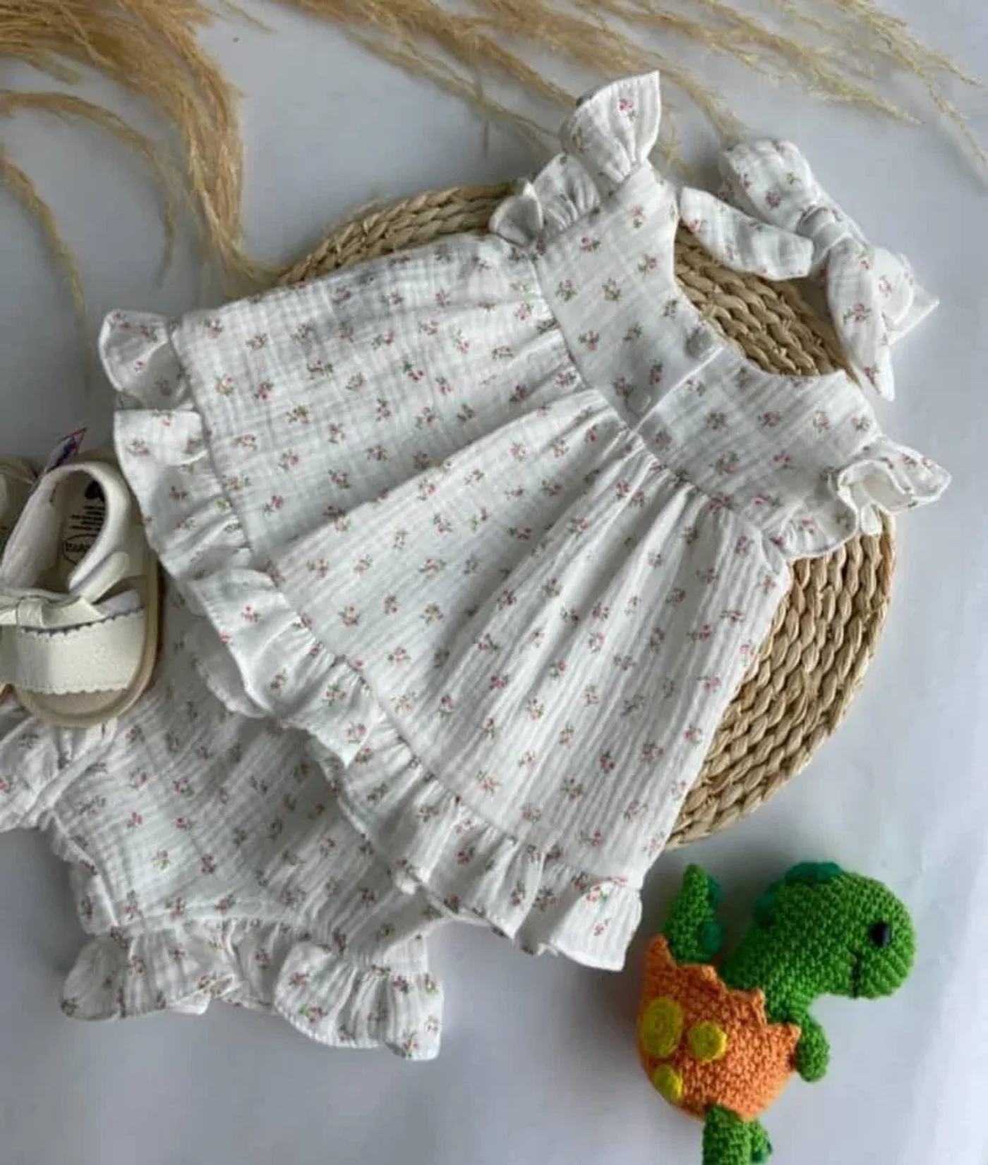 conjunto-de-short-camisa-y-diadema-de-flores-en-blanco-y-rosado_babyrex_02_cfb97a7c.webp