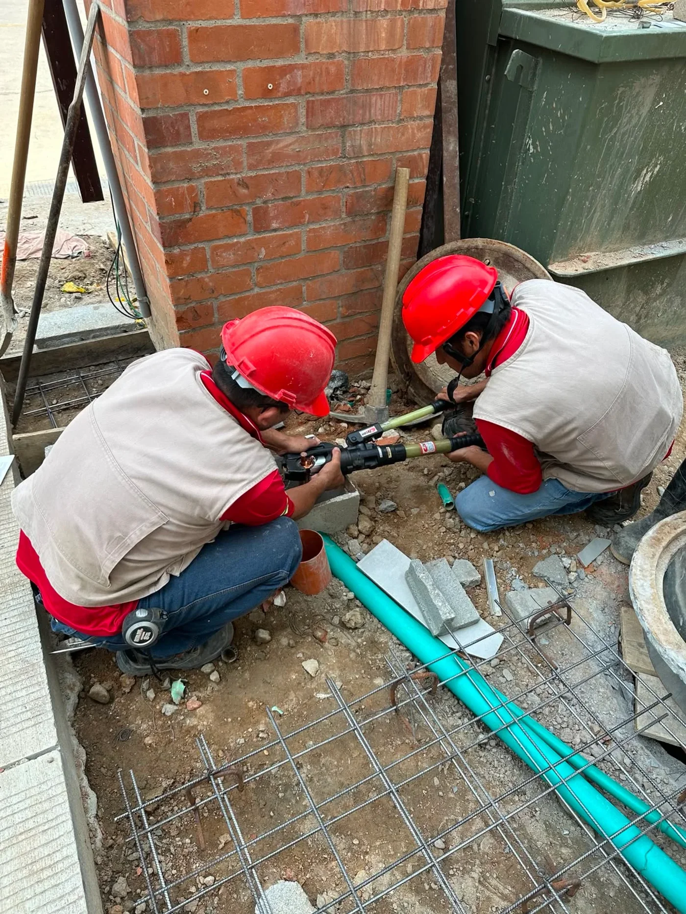 Técnicos trabajando en una instalación eléctrica