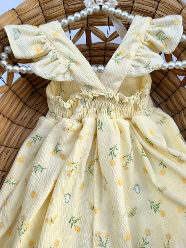 vestido-amarillo-con-pinza-de-flores-para-bebe-nina_babyrex_02_0fd217f6.webp