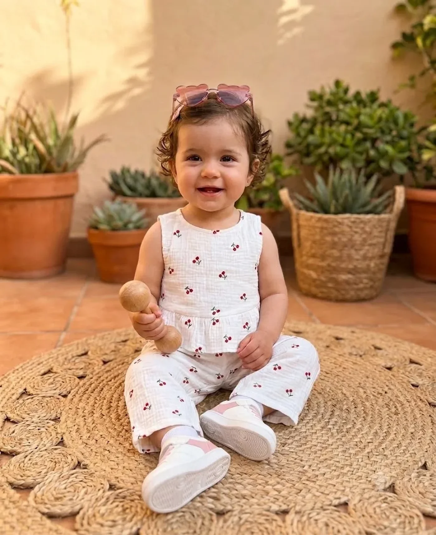 conjunto-de-dos-piezas-blanco-con-cereza_babyrex_01_a7b585b3.webp
