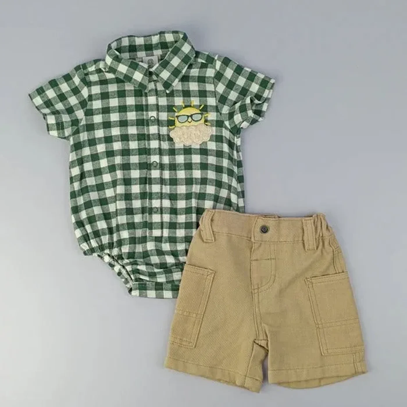 conjunto-asoleador-a-cuadros-verdes-con-short-beige-en-drill_babyrex_01_0f32383e.webp