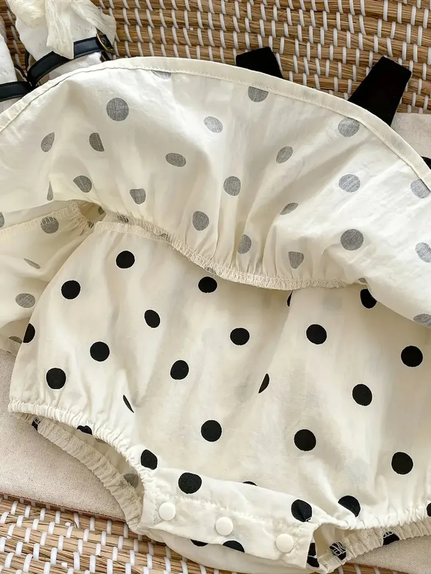 vestido-beige-con-pepitas-negras-con-cubre-panal-interno_babyrex_02_4358c96f.webp