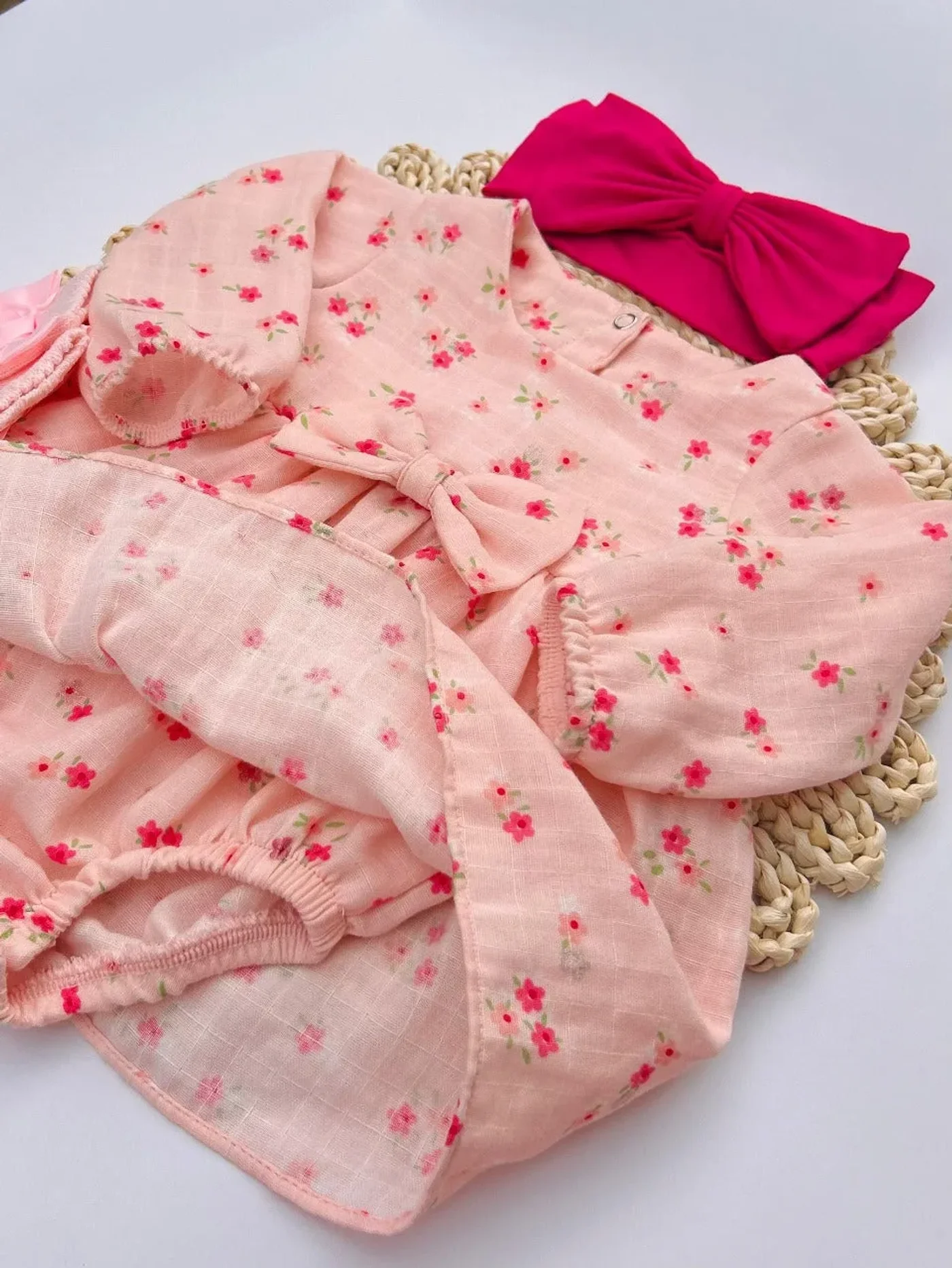 vestido-de-flores-rosado-con-cubre-panal-interno-y-diadema_babyrex_01_7cf6cec7.webp