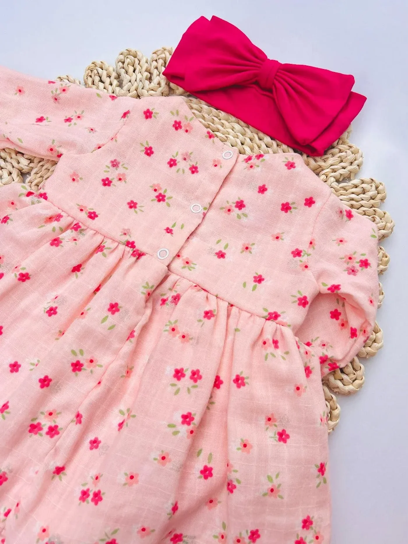 vestido-de-flores-rosado-con-cubre-panal-interno-y-diadema_babyrex_02_3fb5854c.webp