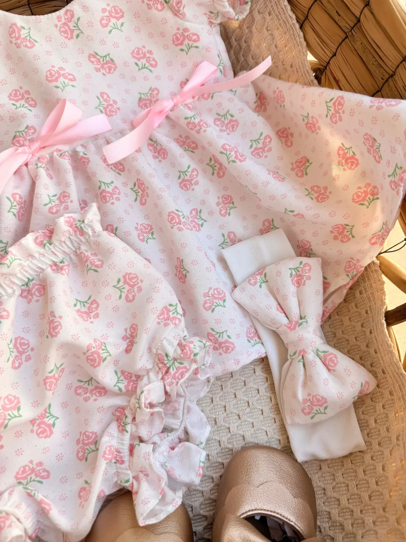 vestido-de-flores-con-cubre-panal-y-diadema_babyrex_02_7bd24d45.webp