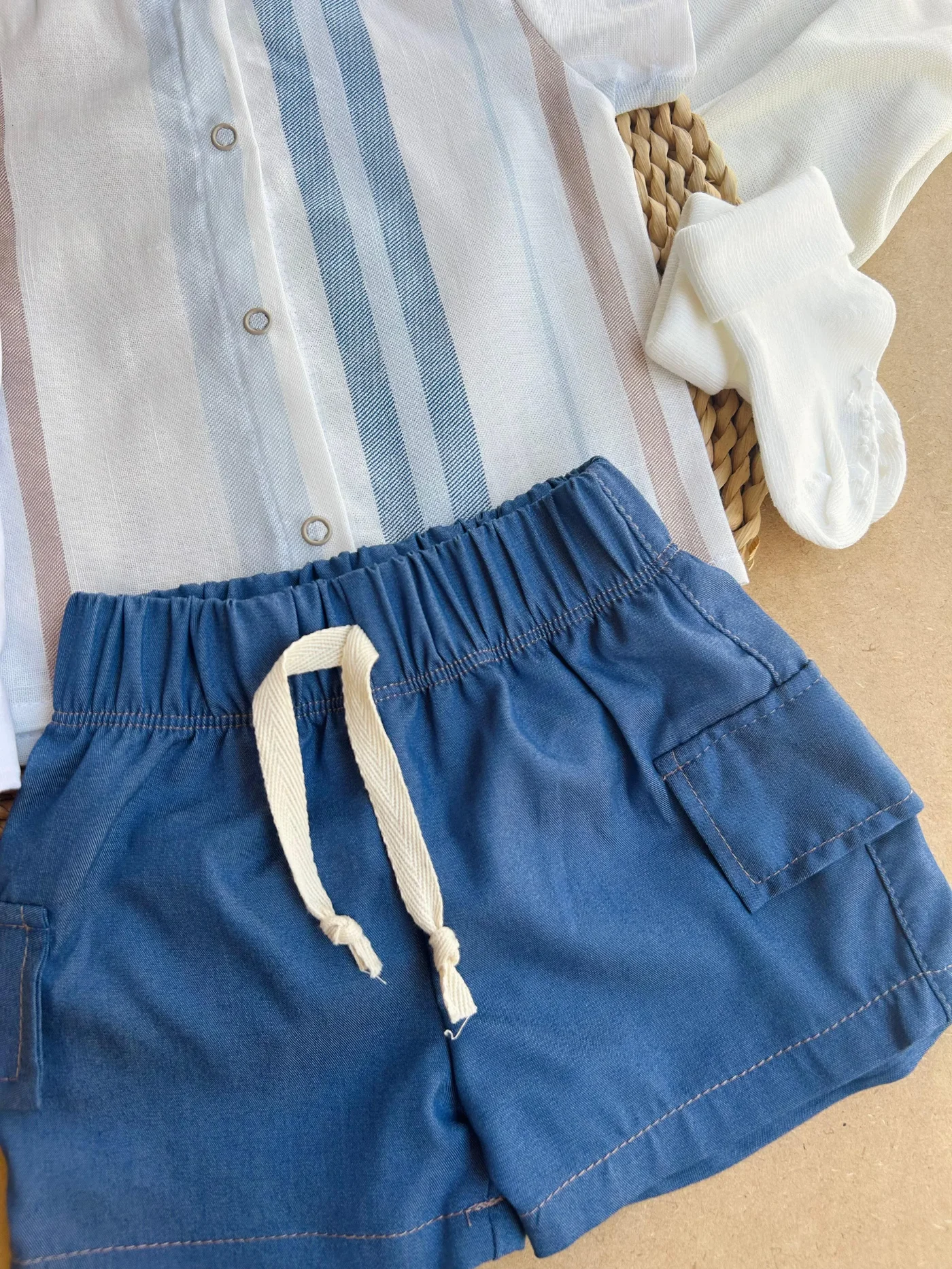 conjunto-de-3-piezas-short-azul-con-camiseta-y-camisa-de-rayas-de-botones-y-cuel_babyrex_02_c137b1b4.webp
