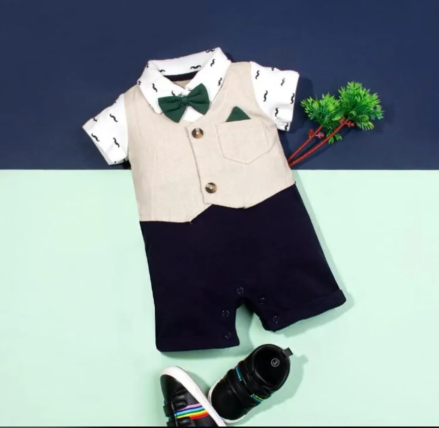 romper-azul-con-verde-formal-con-corbatin-para-bebe-nino_babyrex_01_45d25c96.webp