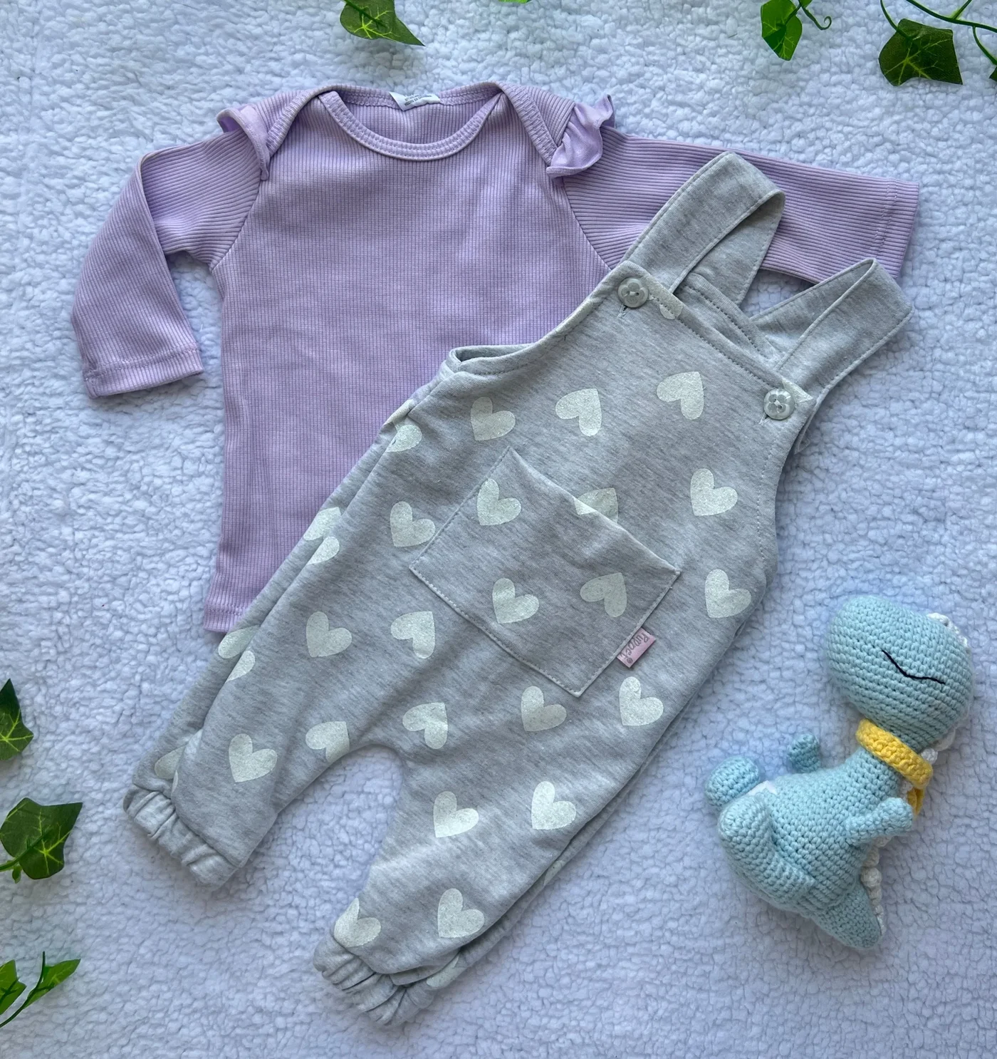 overol-de-corazones-gris-con-lila_babyrex_01_87f113cb.webp