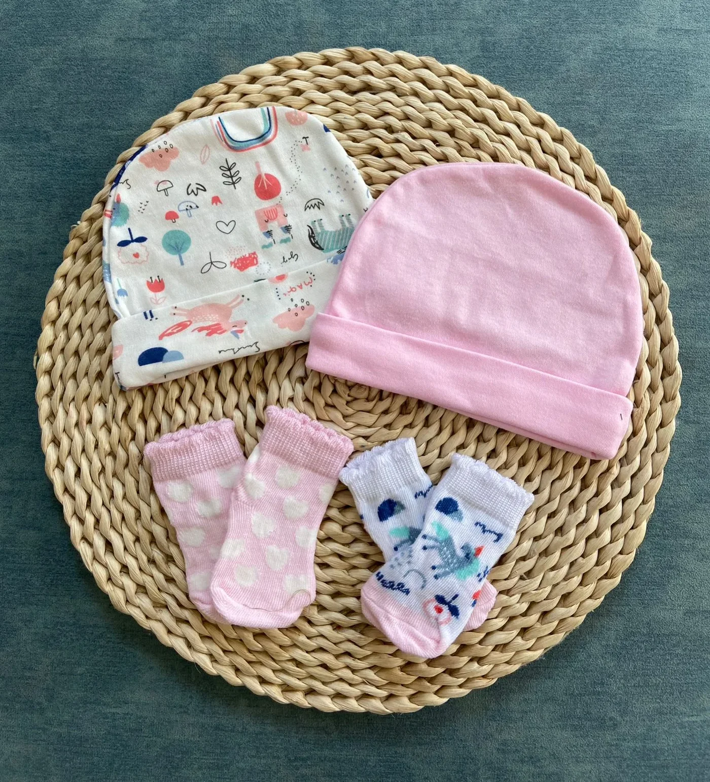 set-de-gorrito-y-medias-para-bebes_babyrex_01_fb8e72a9.webp