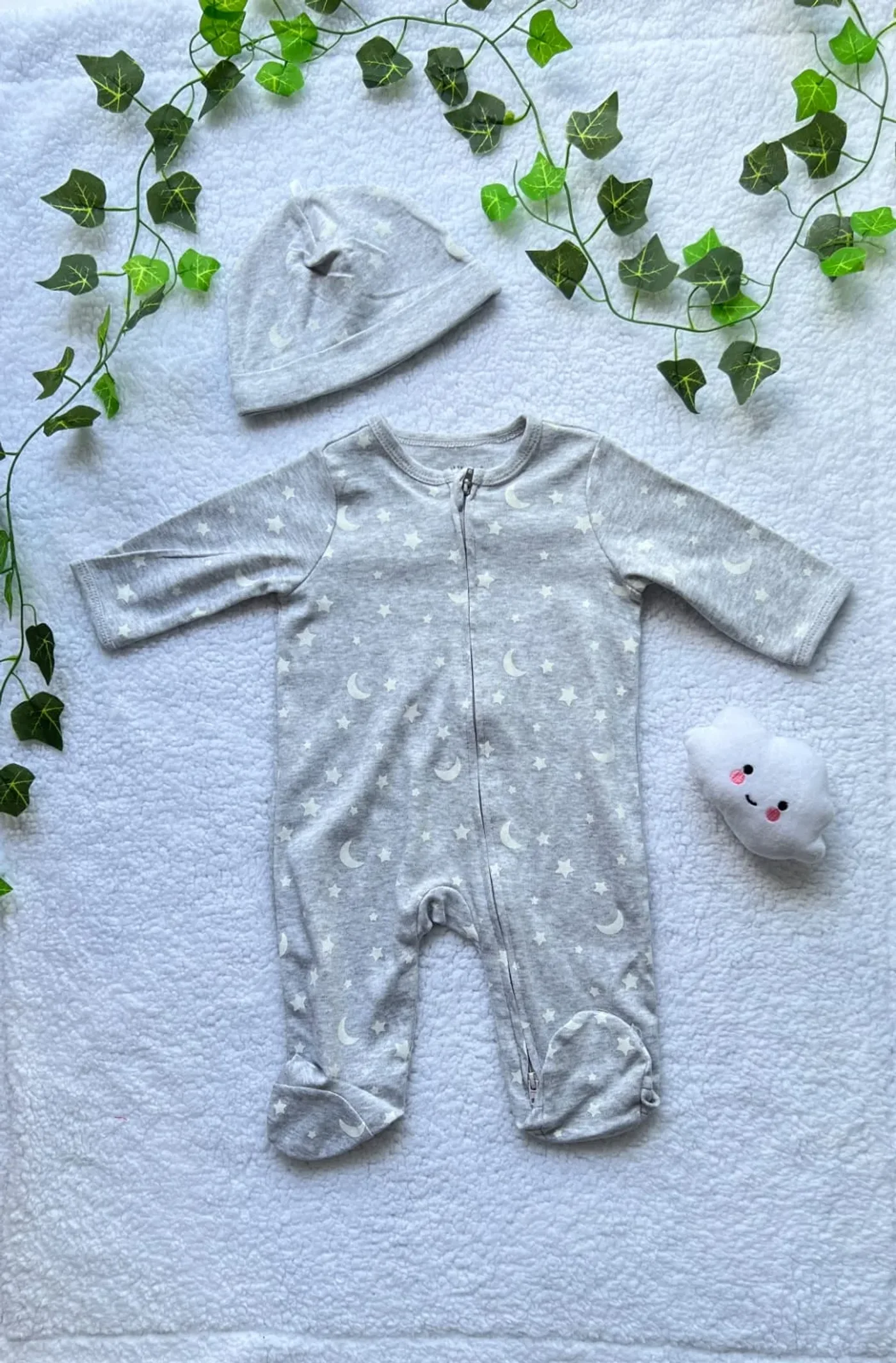 pijama-de-luna-gris-con-gorro_babyrex_01_d922d8d8.webp