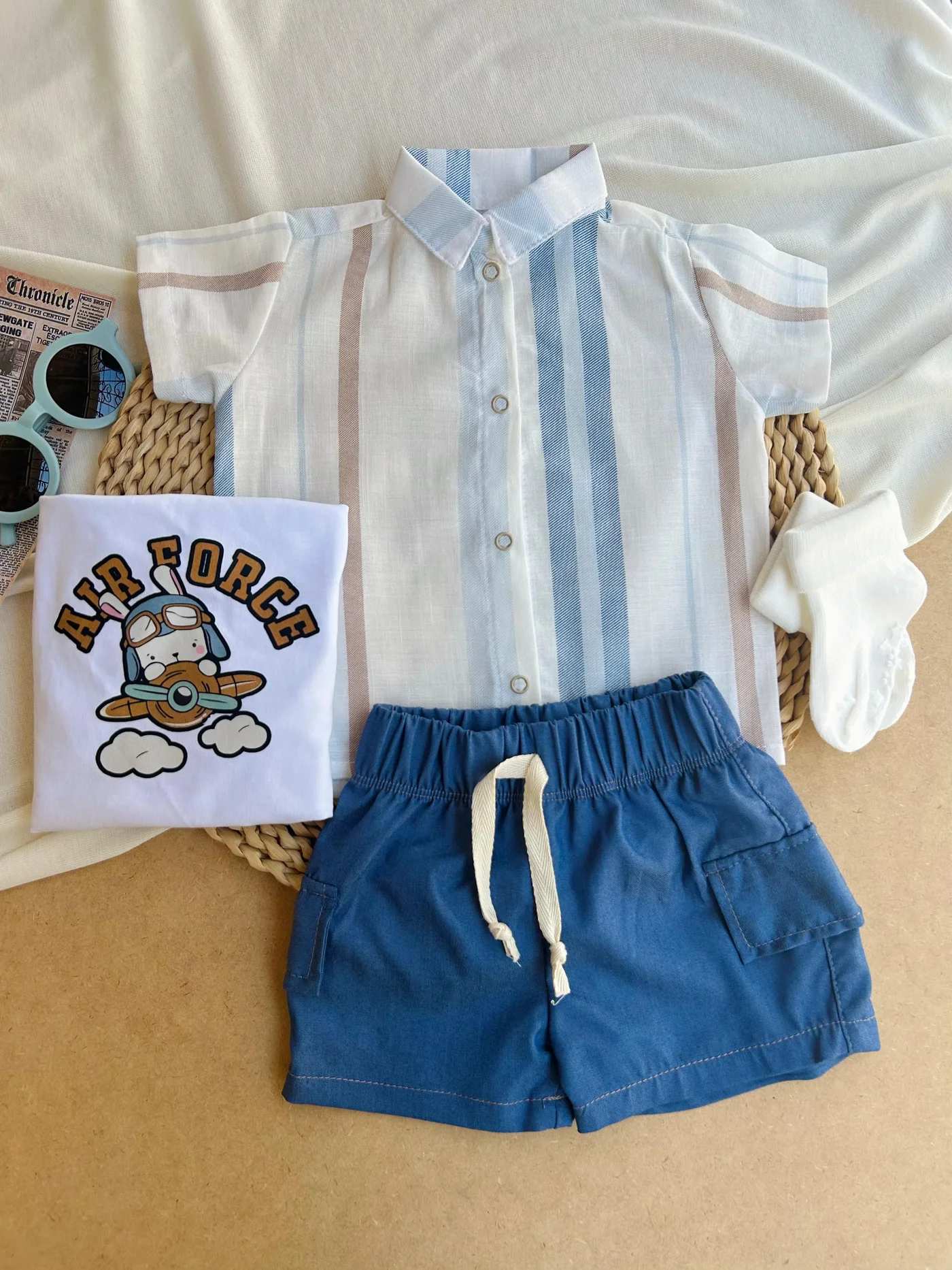 conjunto-de-3-piezas-short-azul-con-camiseta-y-camisa-de-rayas-de-botones-y-cuel_babyrex_01_7eade349.webp